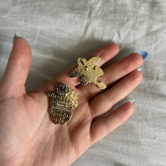 Official 2017 Tapu Lele Tapu Bull Pokemon Lapel Pin Collectible Rare Pins - Picture 6 of 6